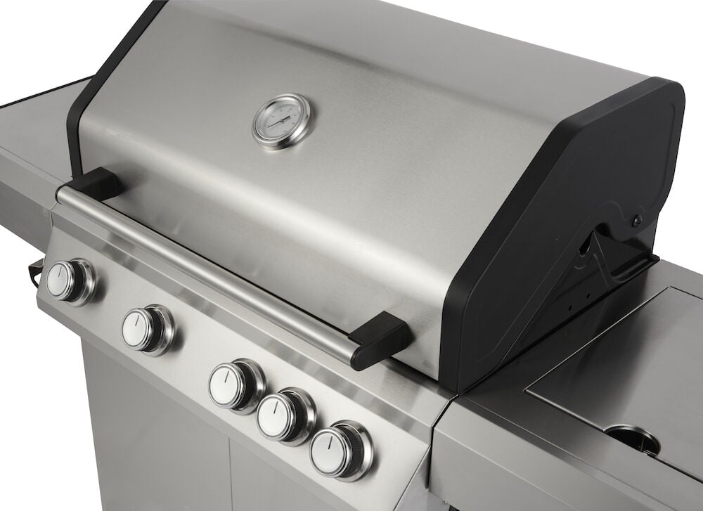 Gasolgrill i rostfritt stål med fem reglage.