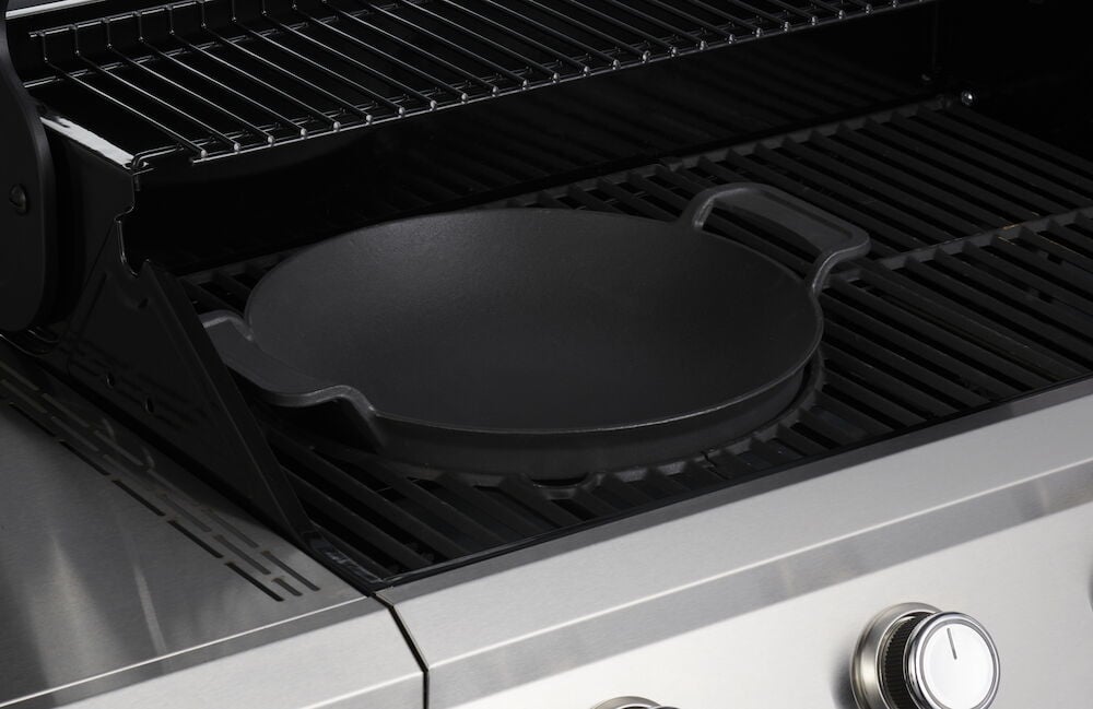 Gasolgrill med gjutjärnsgaller och integrerad termometer.