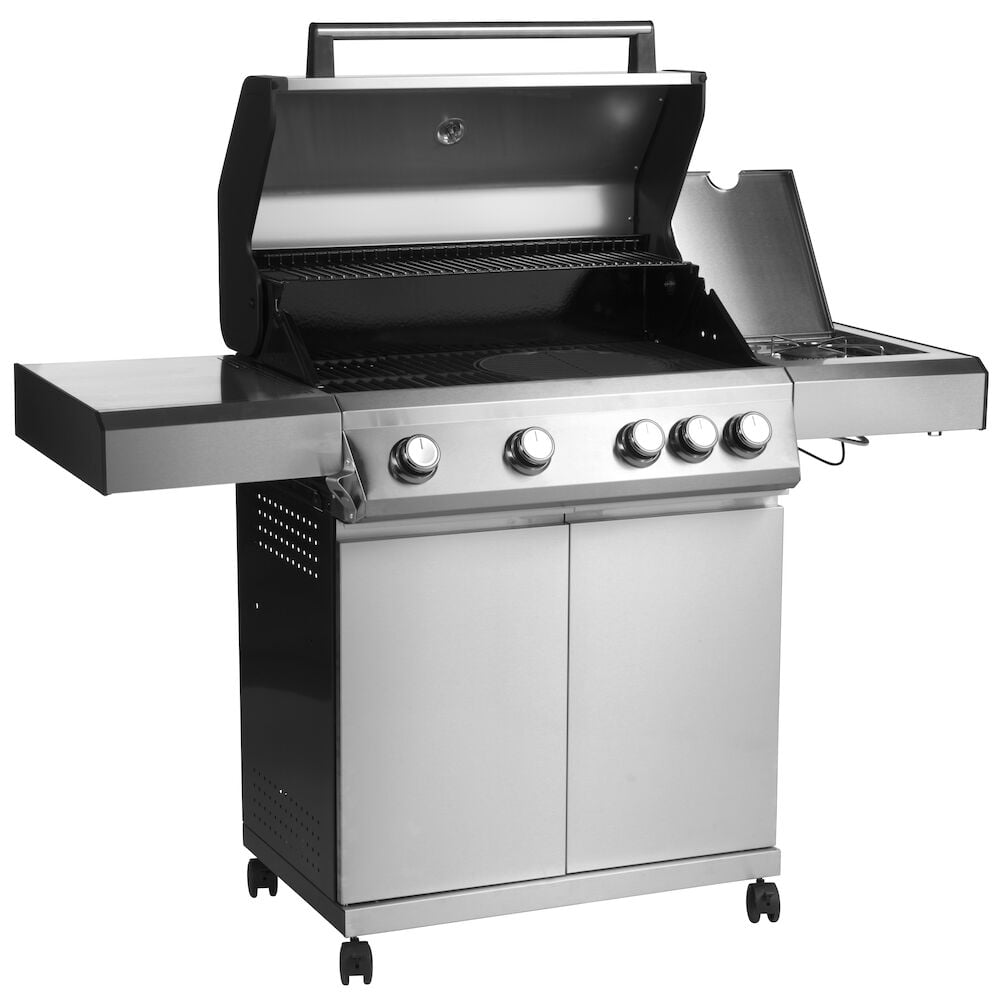 Gasolgrill med öppet lock och gjutjärnsgaller.