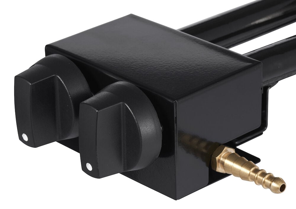 Zwei schwarze Regler an einem Gasbrenner mit Messinganschluss.