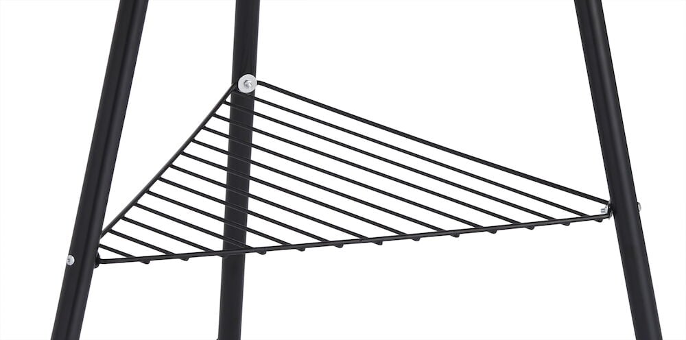 Schwarzes dreieckiges Regal aus Metall zwischen den Stativbeinen.
