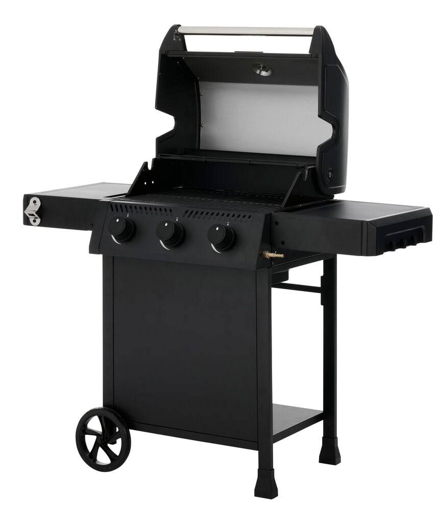 Ein schwarzer Propangasgrill Forge mit offenem Deckel, drei Drehknöpfen, Seitenablagen und Rädern.