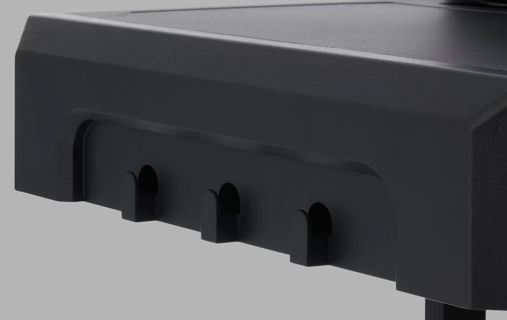 Nahaufnahme eines schwarzen Propangasgrill Titan mit drei integrierten Haken an der Unterseite.