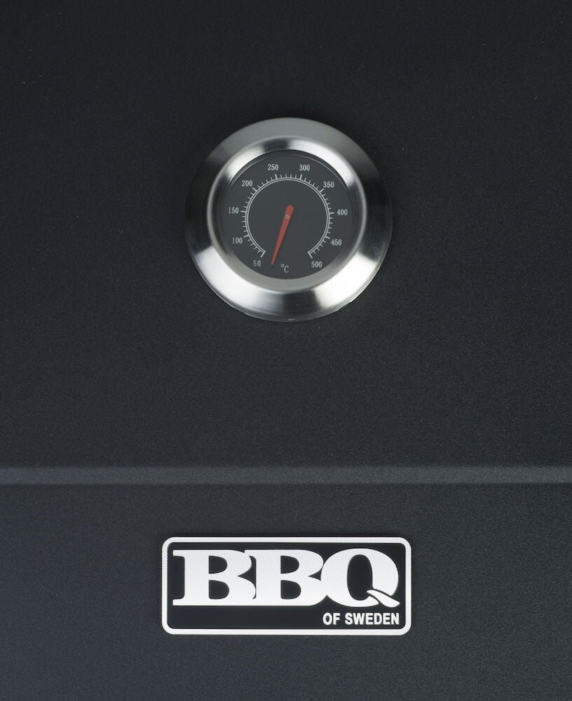 Termometer och BBQ of Sweden-logotyp på svart grill.