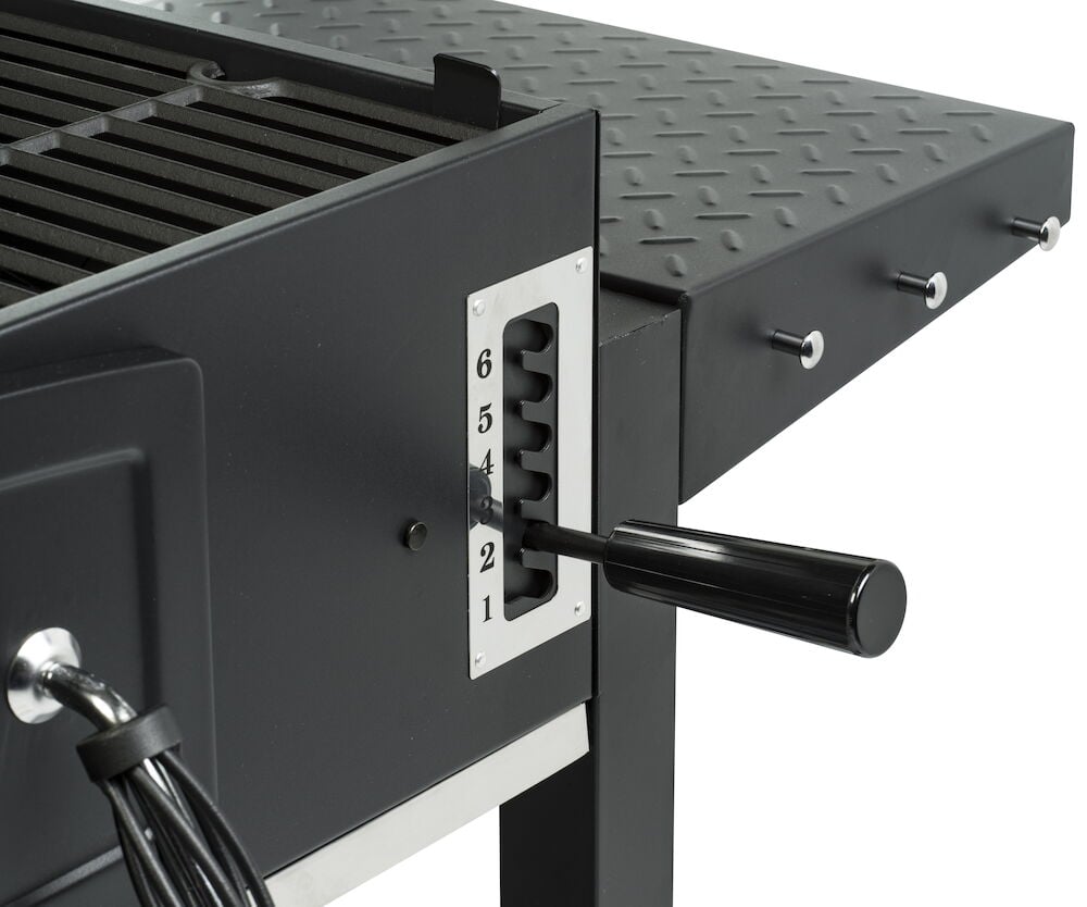 Justerbar handtag och grillgaller på stor kolgrill.