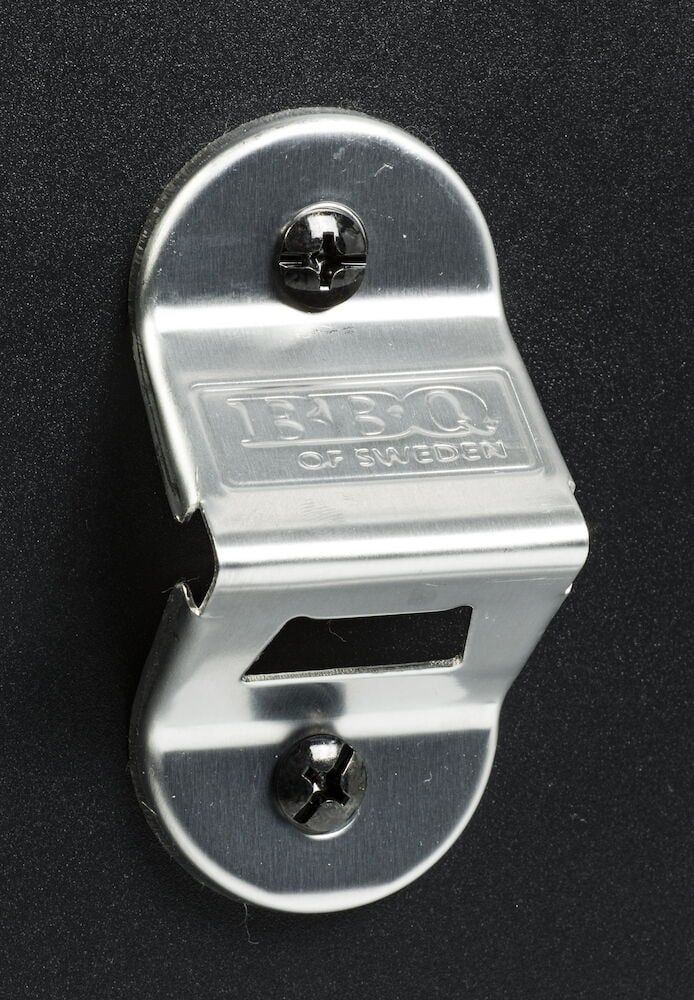 Integrerad flasköppnare i rostfritt stål på grillen.