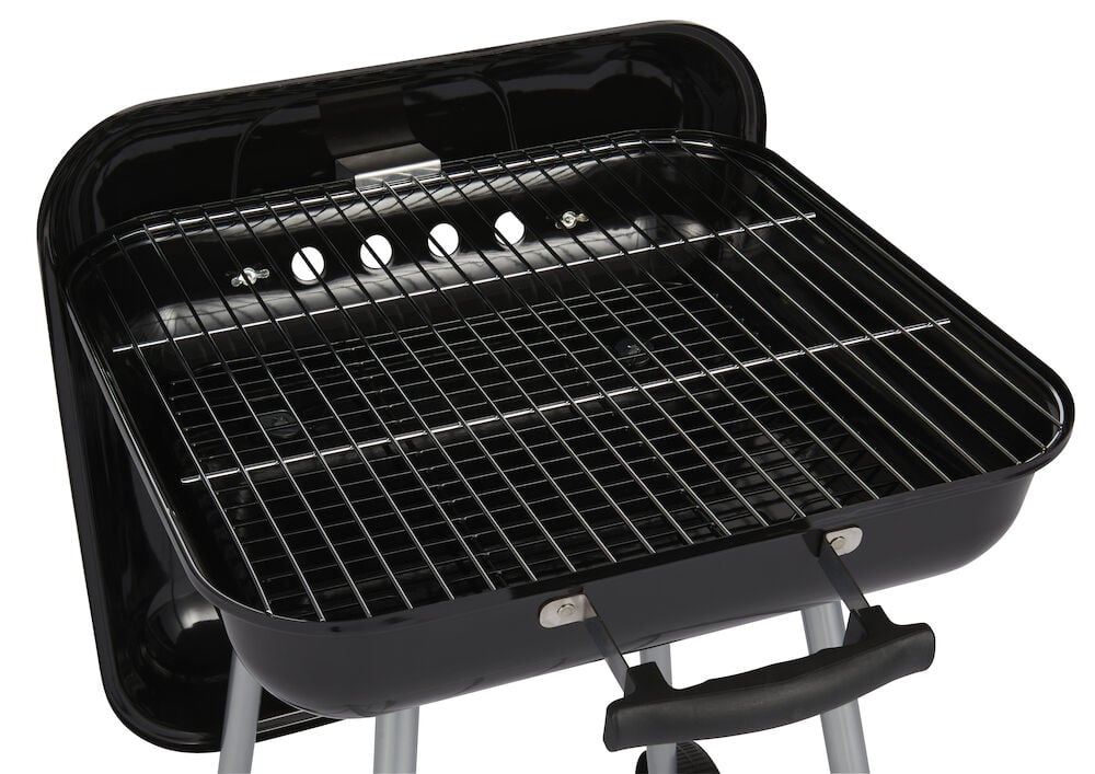 Svart fyrkantig kolgrill med öppet lock.