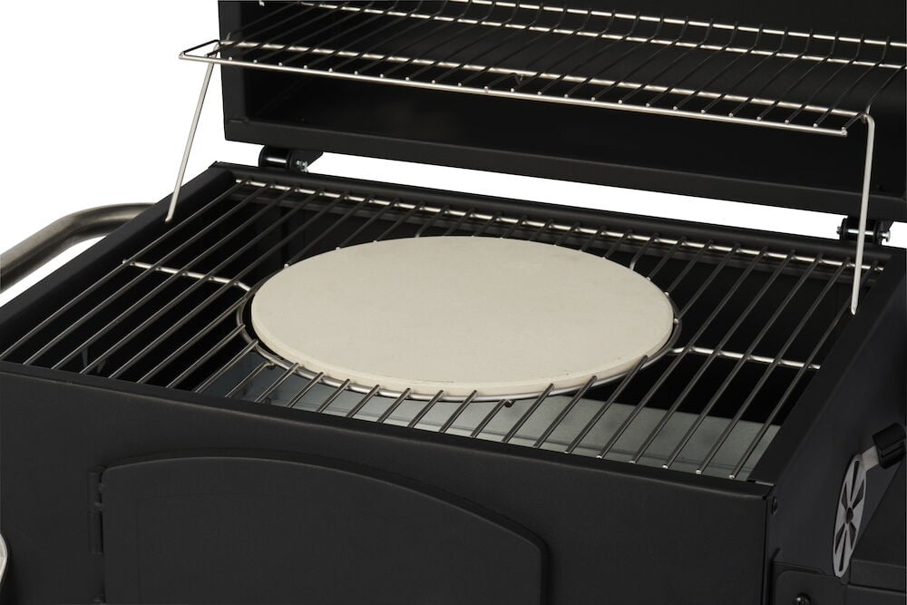 Svart kullgrill med rist og rund pizzastein.