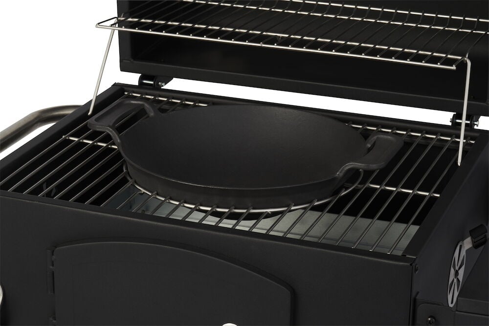 Svart kullgrill med emaljert rist og støpejernspanne.