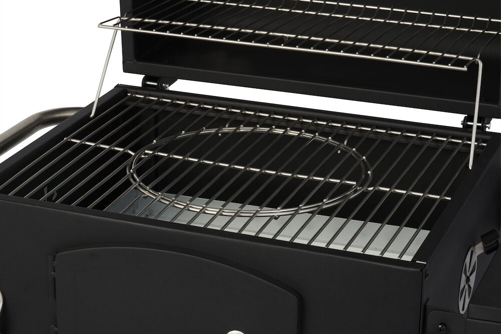 Åpen kullgrill med to grillrister og oppfellbart lokk.