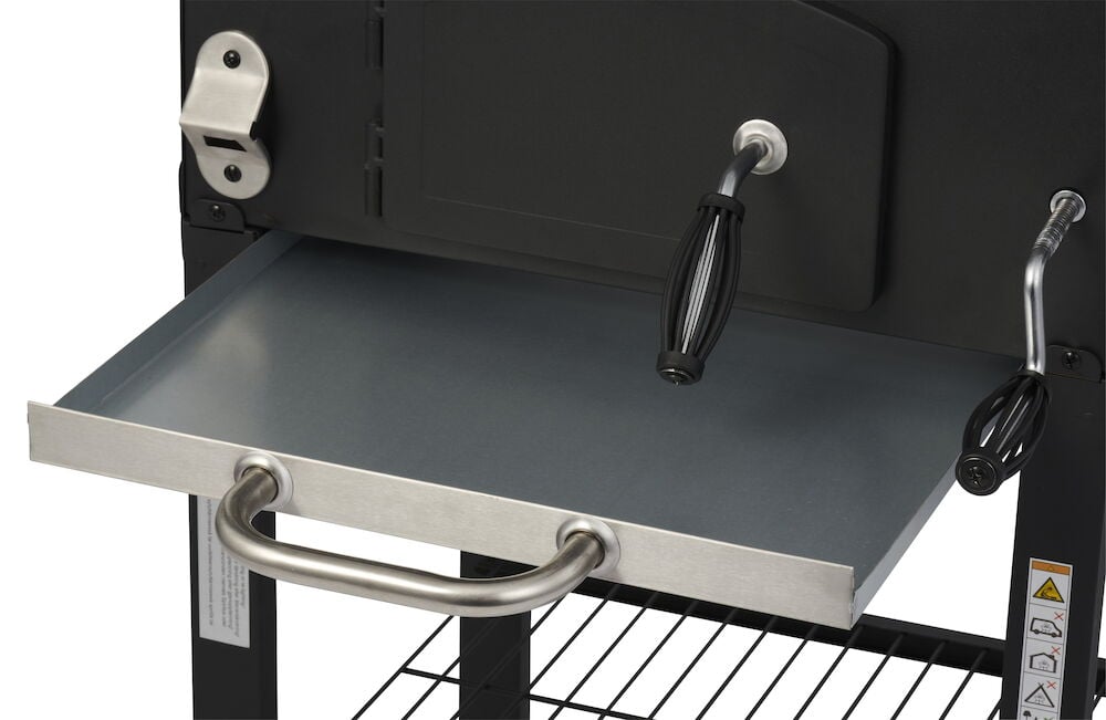 Uttrekkbar askebrett med håndtak på kullgrill.