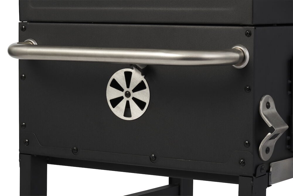 Håndtak og ventil på svart kullgrill Pampas.