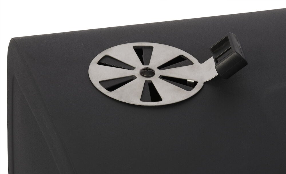 Rund ventil i metall på svart grillokk.