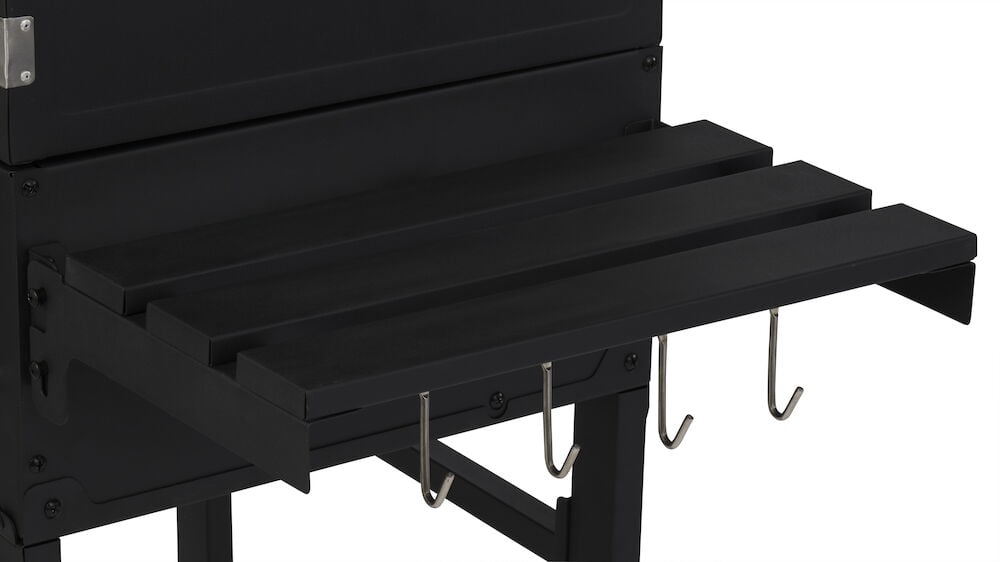 Svart sammenleggbart grillbord med fire metallkroker.
