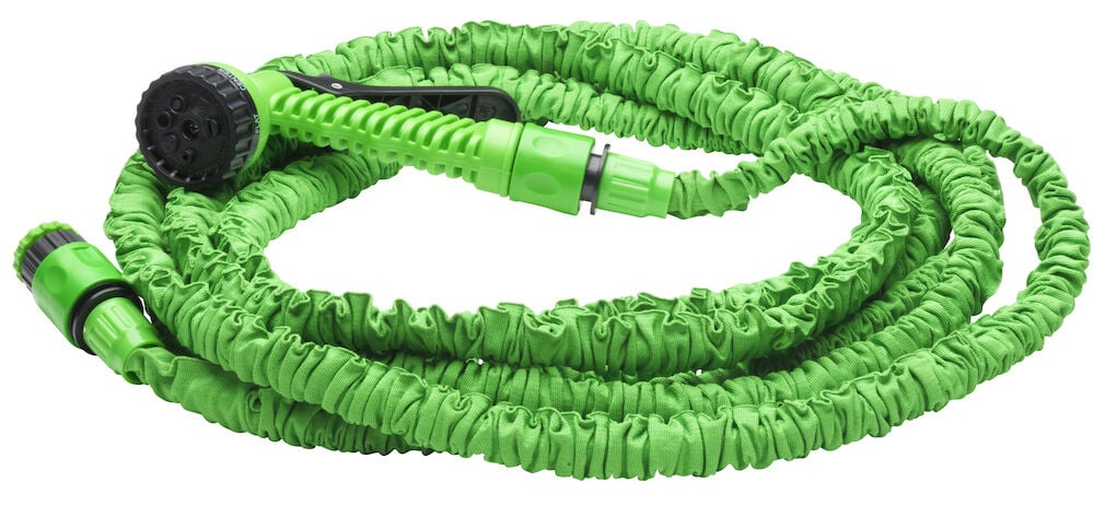 Vihreä joustava puutarhaletku mustalla suuttimella.