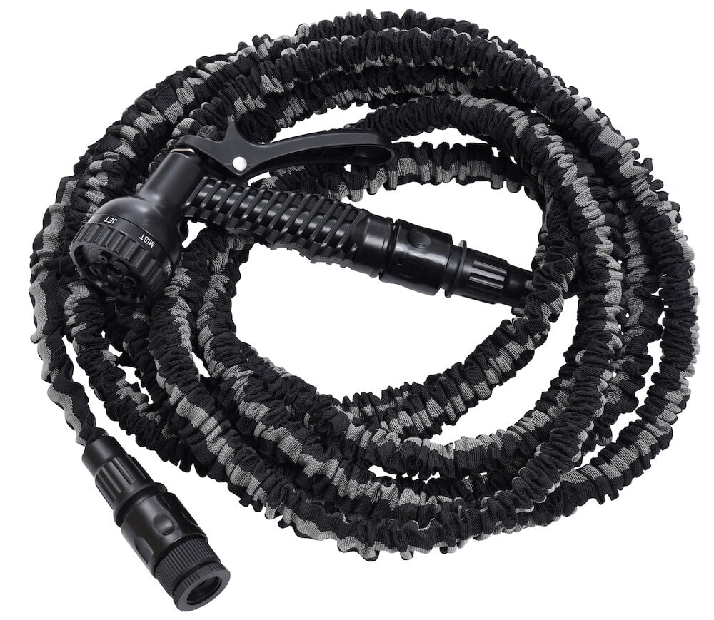 Laajeneva musta puutarhaletku suuttimella.