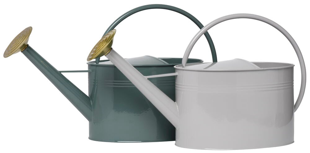 Två metallvattenkannor i grönt och grått.