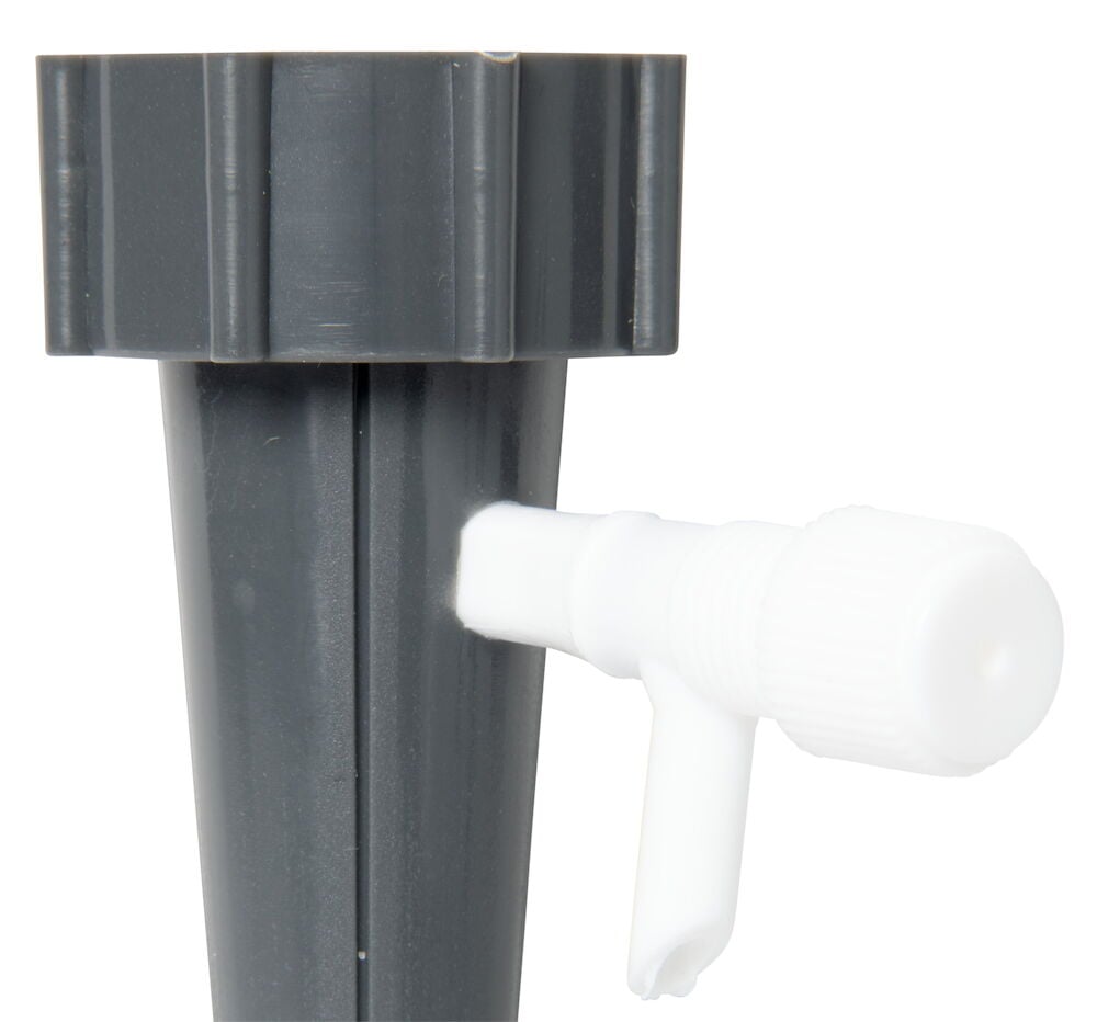 Nahaufnahme einer Tropfbewässerungsspitze mit weißem Ventil.