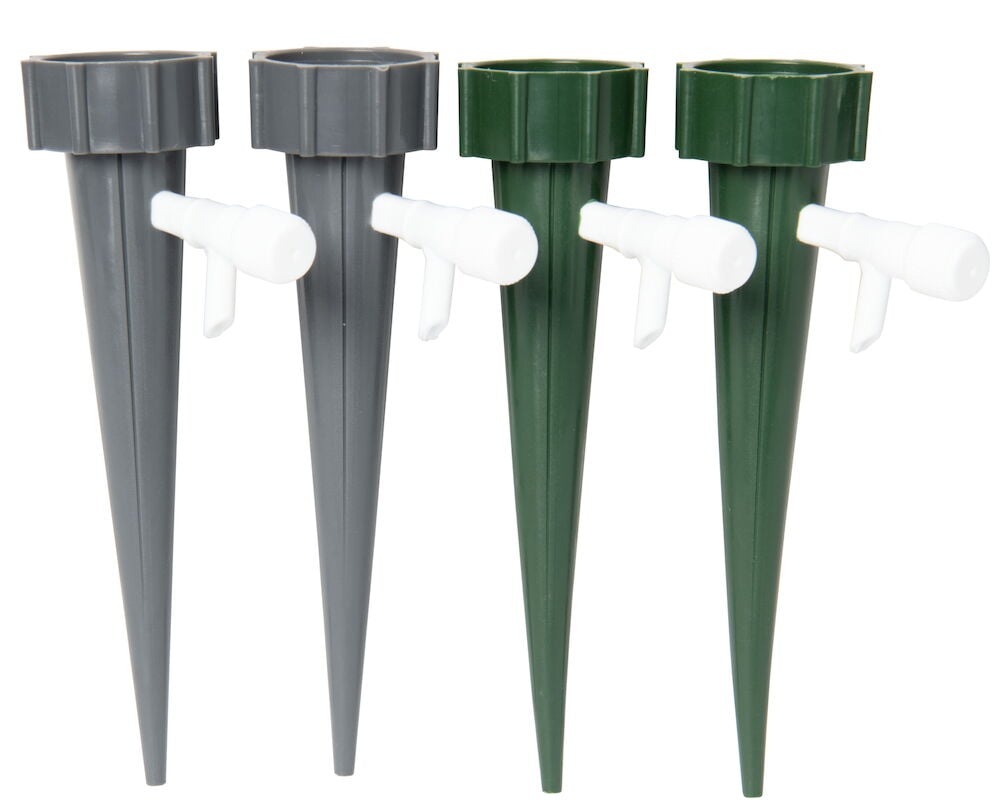 Vier Tropfbewässerungseinheiten für Plastikflaschen.