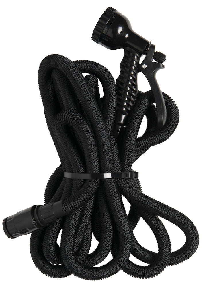 Musta laajennettava puutarhaletku suihkusuuttimella.