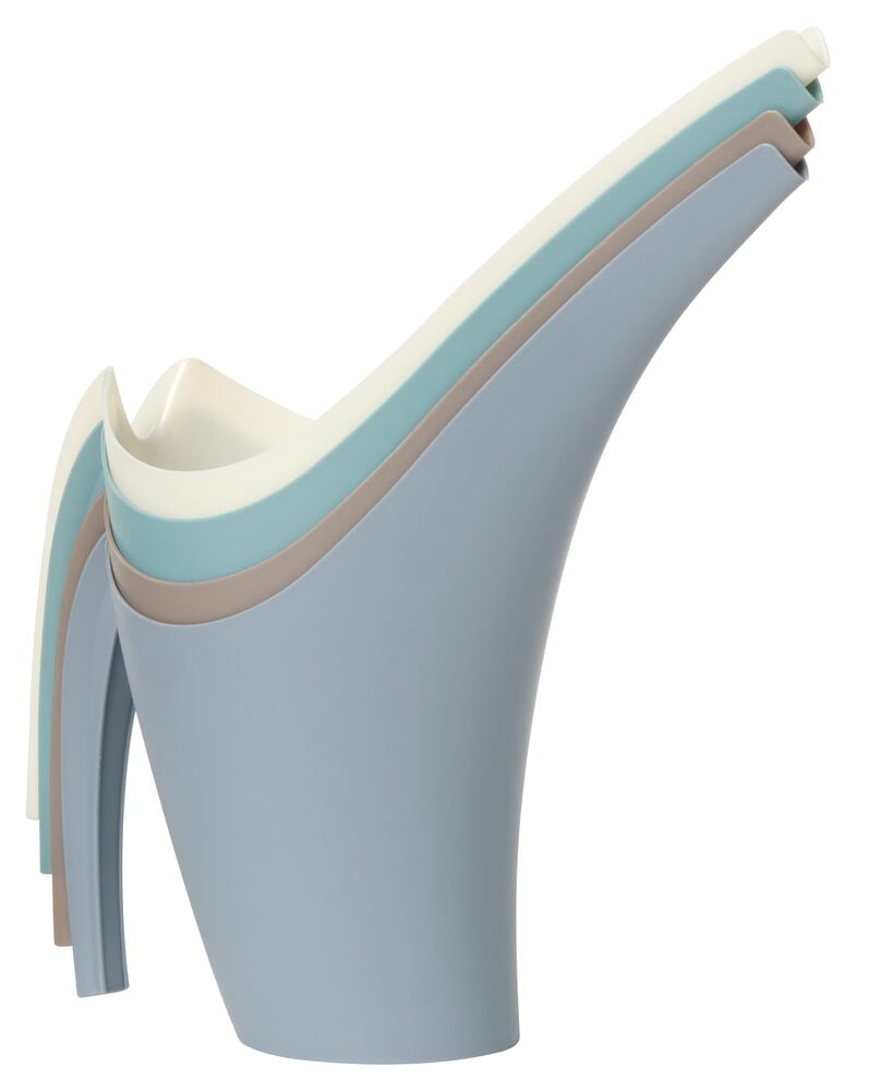 Vier gestapelte Plastikgießkannen in verschiedenen Farben.