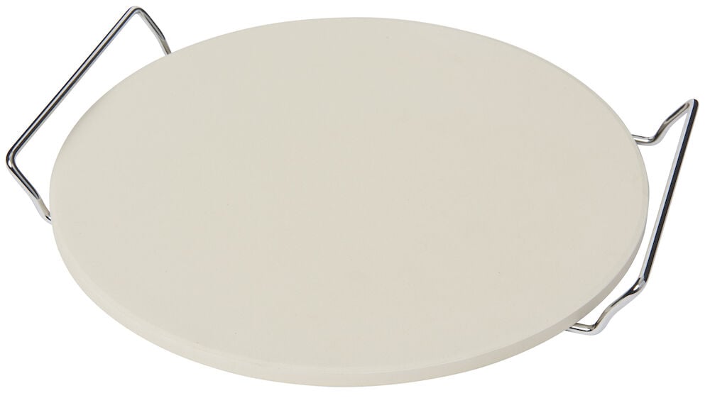Rund pizzastein i keramikk med metallhåndtak.