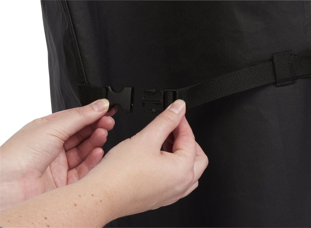 Kädet kiinnittävät soljen mustaan grillipeitteeseen.