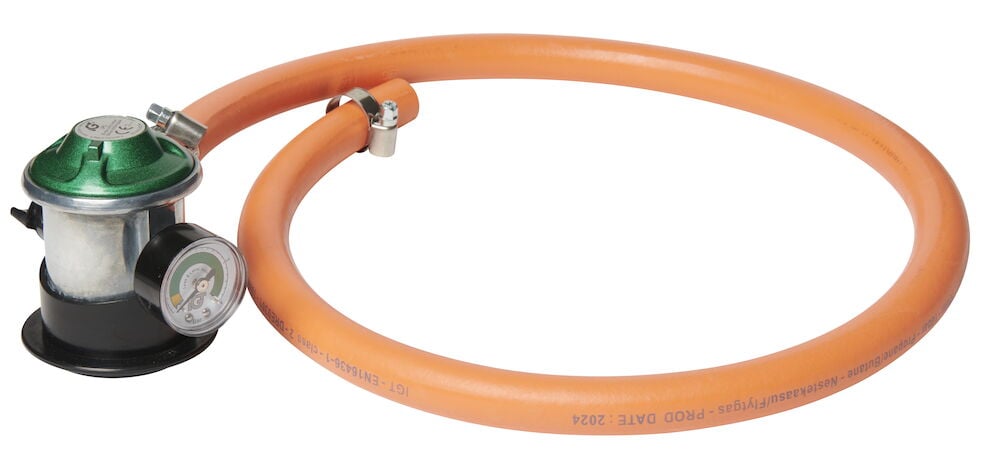 Säädinsetti manometrilla ja oranssilla kaasuslangalla.