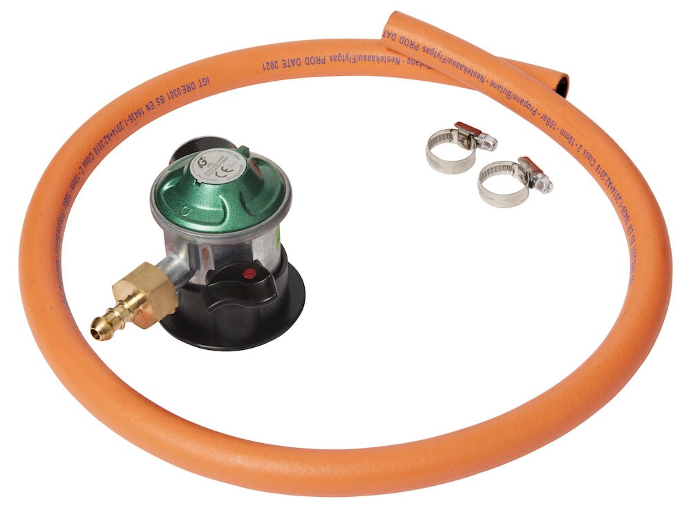 Säädinsarja vihreällä venttiilillä, oranssilla letkulla ja kiinnikkeillä.