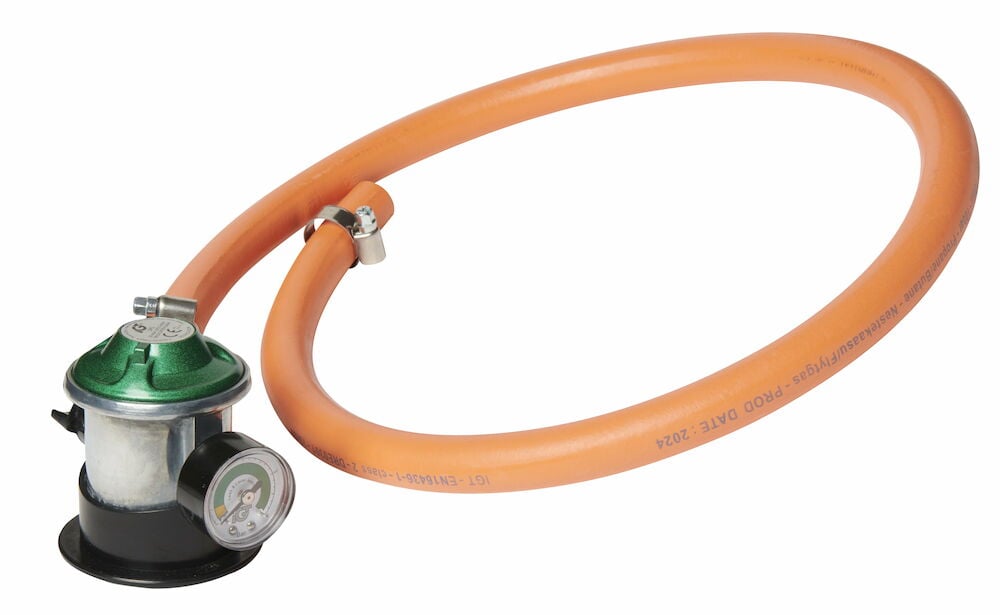 Kaasunsäädin painemittarilla ja oranssilla letkulla.