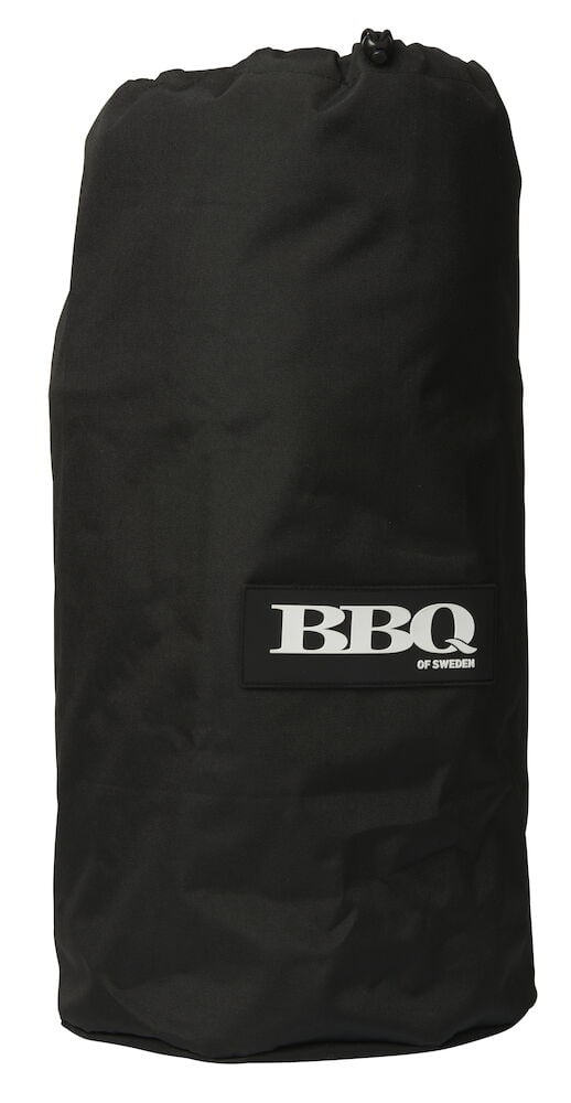 Musta suojus kiristysnauhalla ja BBQ-logo.