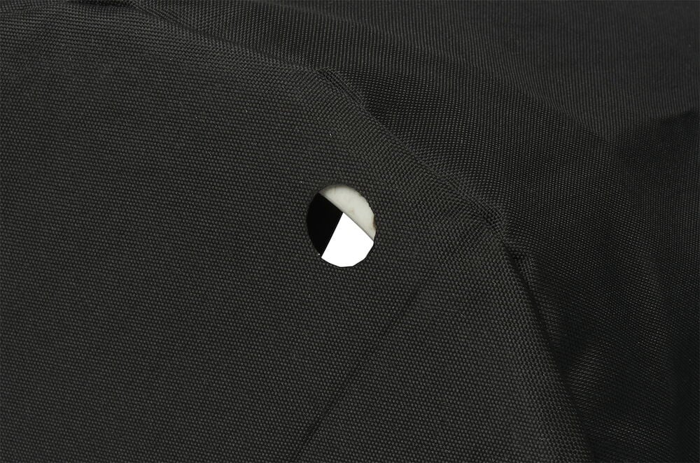 Musta suojus aukolla kaasupullolle.