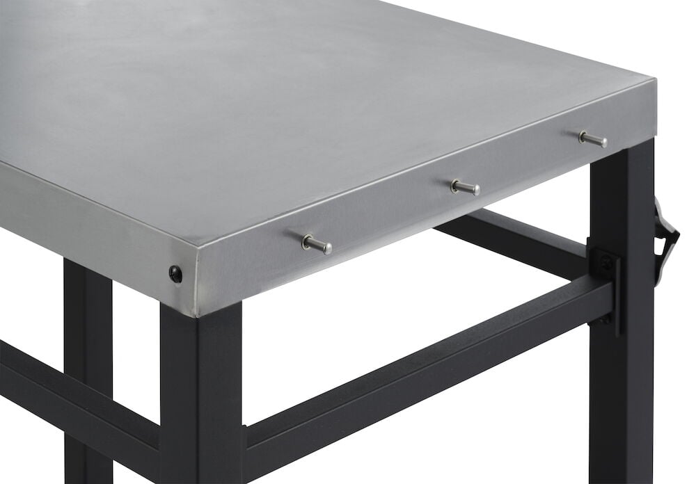 Metallbord med rostfri skiva och krokar framtill.