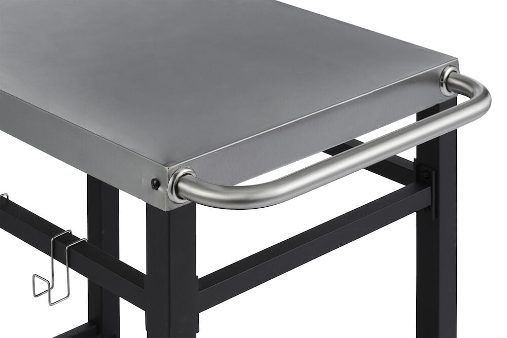 Grillvagn med rostfri stålyta och handtag.