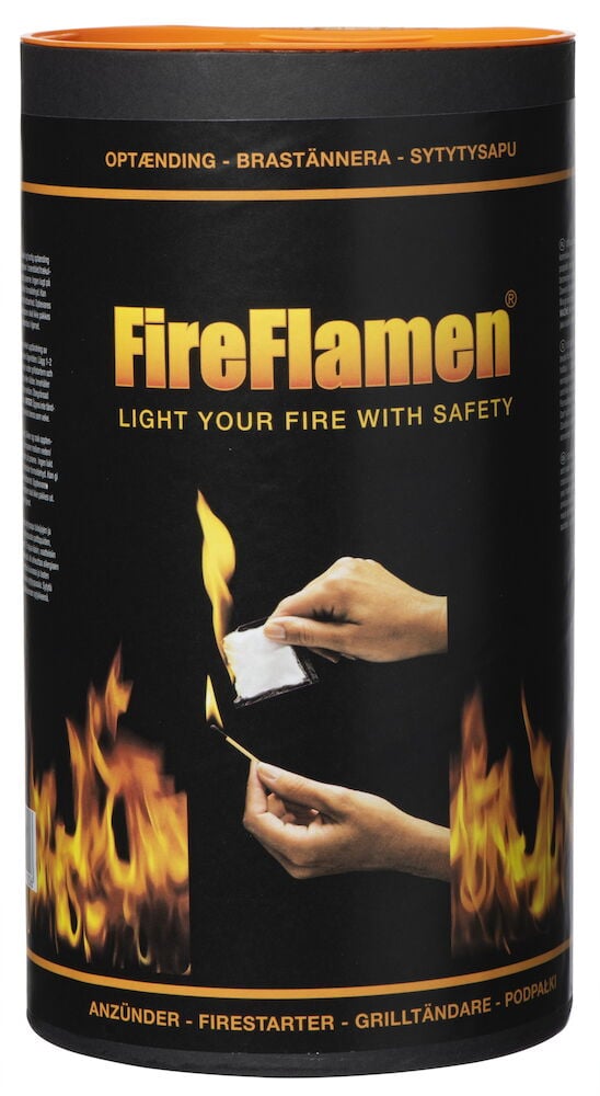 Händer tänder eldstartare med låga.