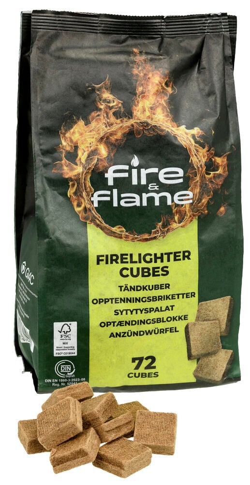 En mörkgrön påse med Fire & Flame tändkuber, 72 delar, och bruna tändkuber utspridda framför.
