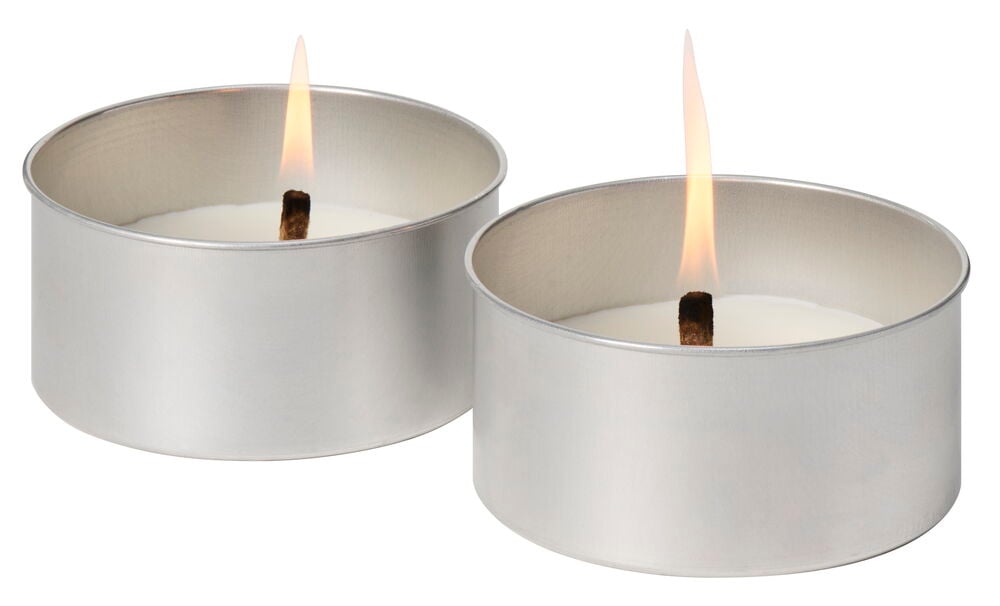 Två tända marschaller i silverfärgade behållare.