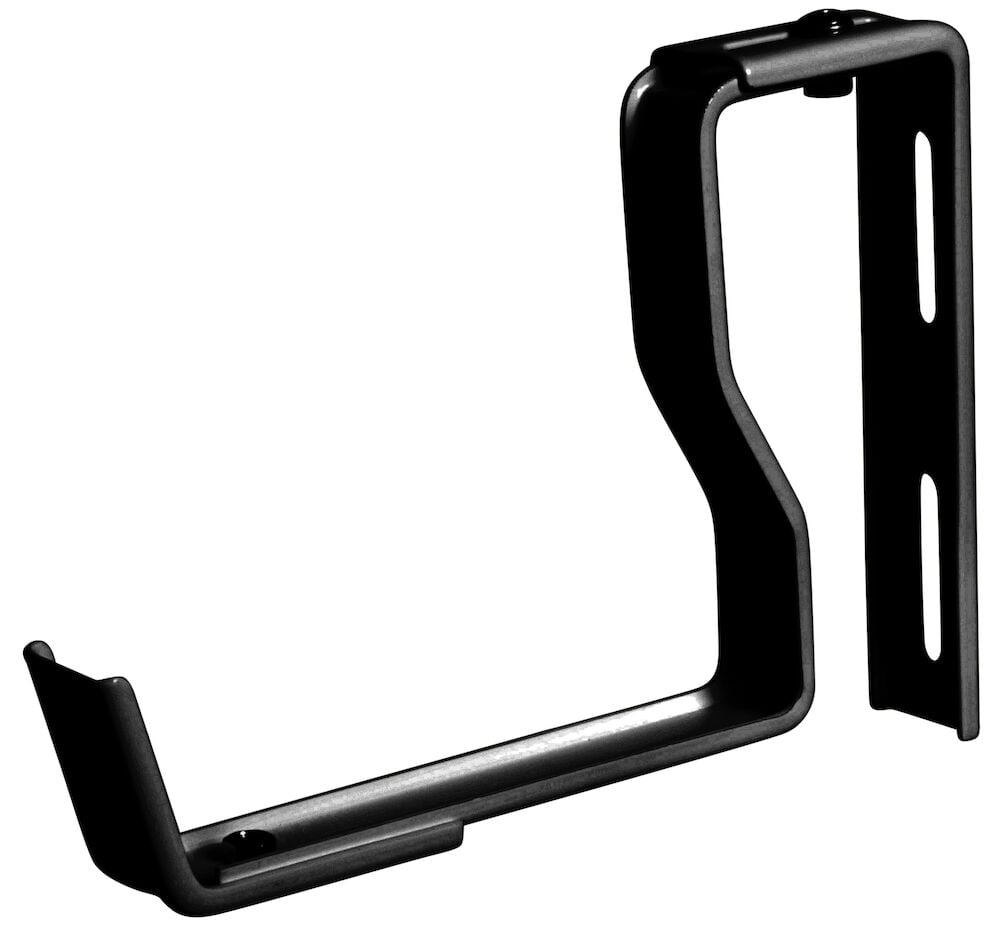 Svart hållare i stål för blomlåda på räcke.