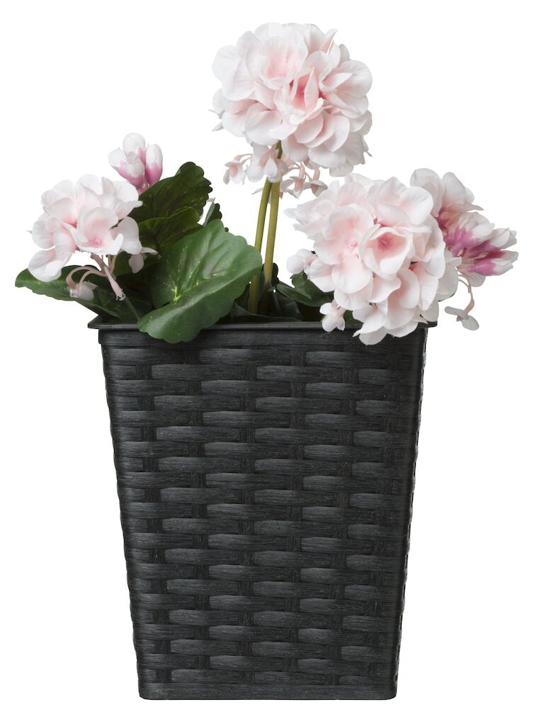 Schwarzer Topf aus Polyrattan mit rosa Blumen.