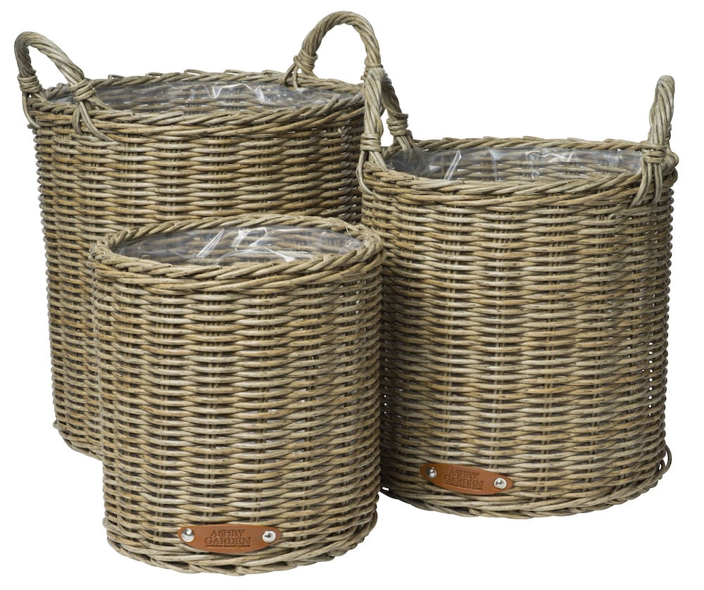 Drei braune geflochtene Töpfe mit Plastikgriffen.