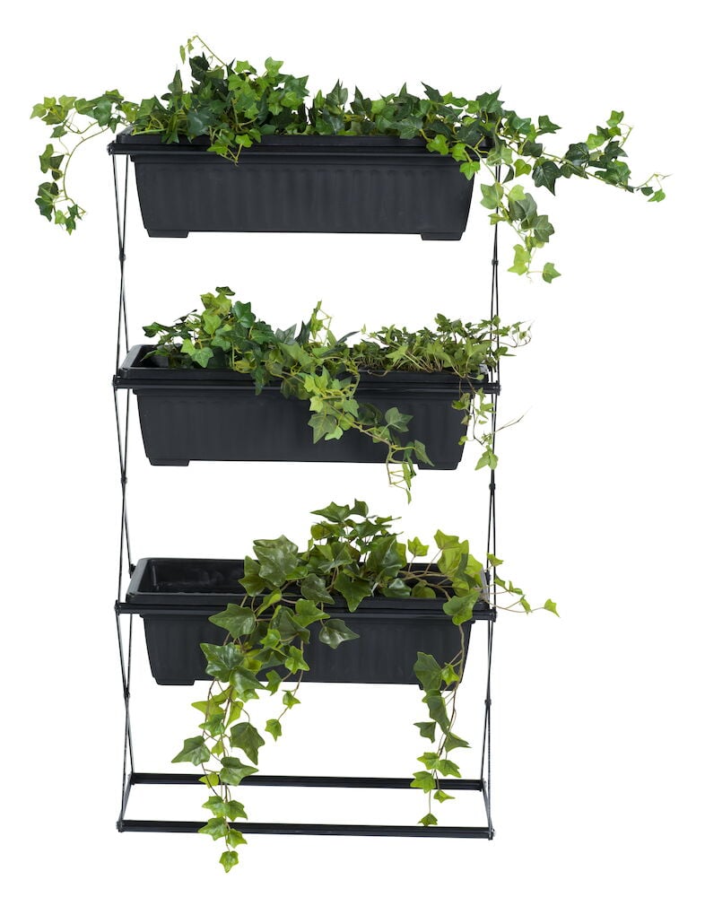 Svart växthylla med tre blomlådor och gröna växter.