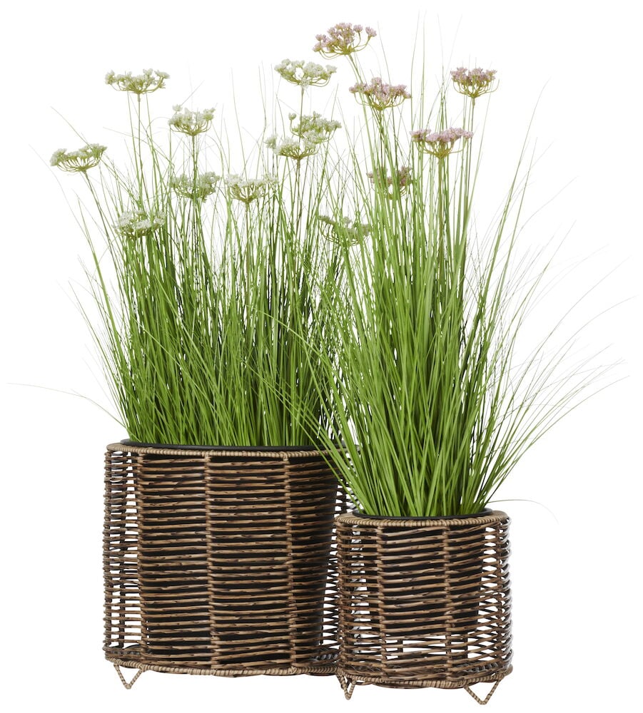 Zwei Pflanzgefäße aus Polyrattan mit Gras und Blumen.