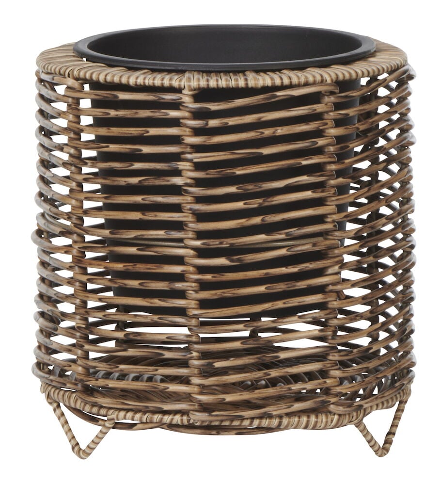 Schwarzer Innentopf mit Außenhülle aus braunem Kunstgeflecht.