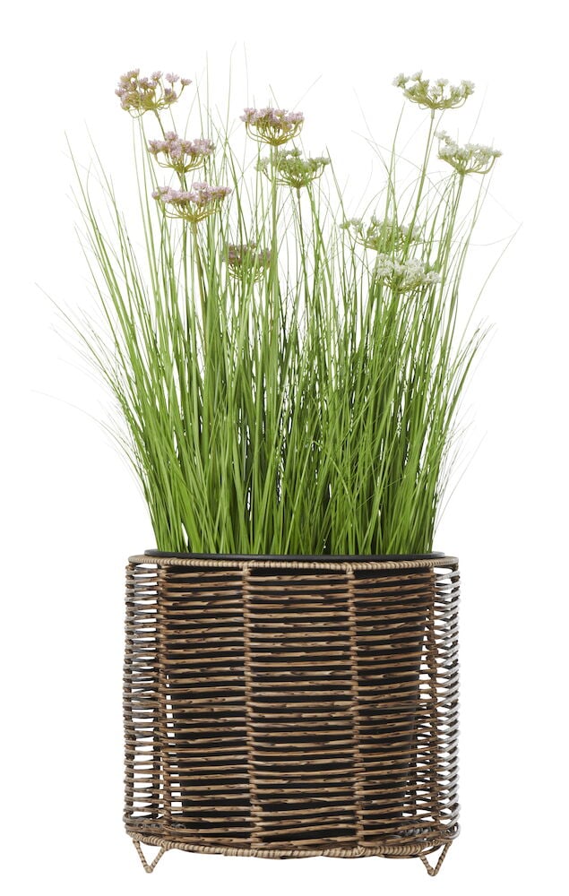 Brauner Topf aus Polyrattan mit grünen Pflanzen.