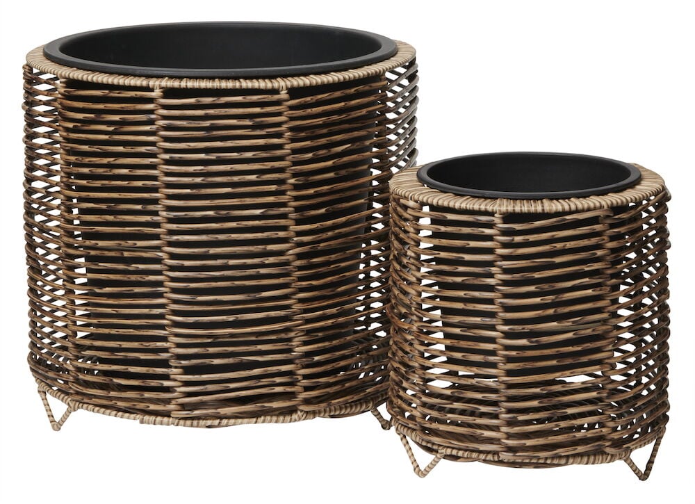 Zwei runde Töpfe aus Polyrattan mit schwarzem Innentopf.