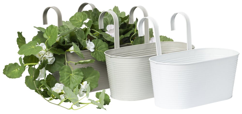 Tre blomsterkasser i sink med opphengskroker og blomster.