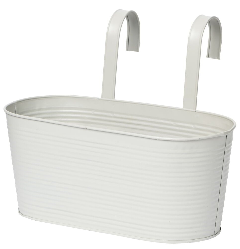 Hvit riflet blomsterkasse med holder for rekkverk.