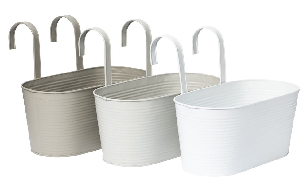 Tre sink blomsterkasser i forskjellige farger med ribbet design.