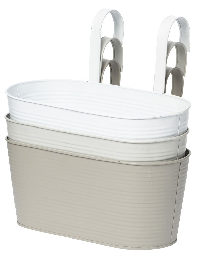 Tre blomsterkasser i sink med opphengskroker.