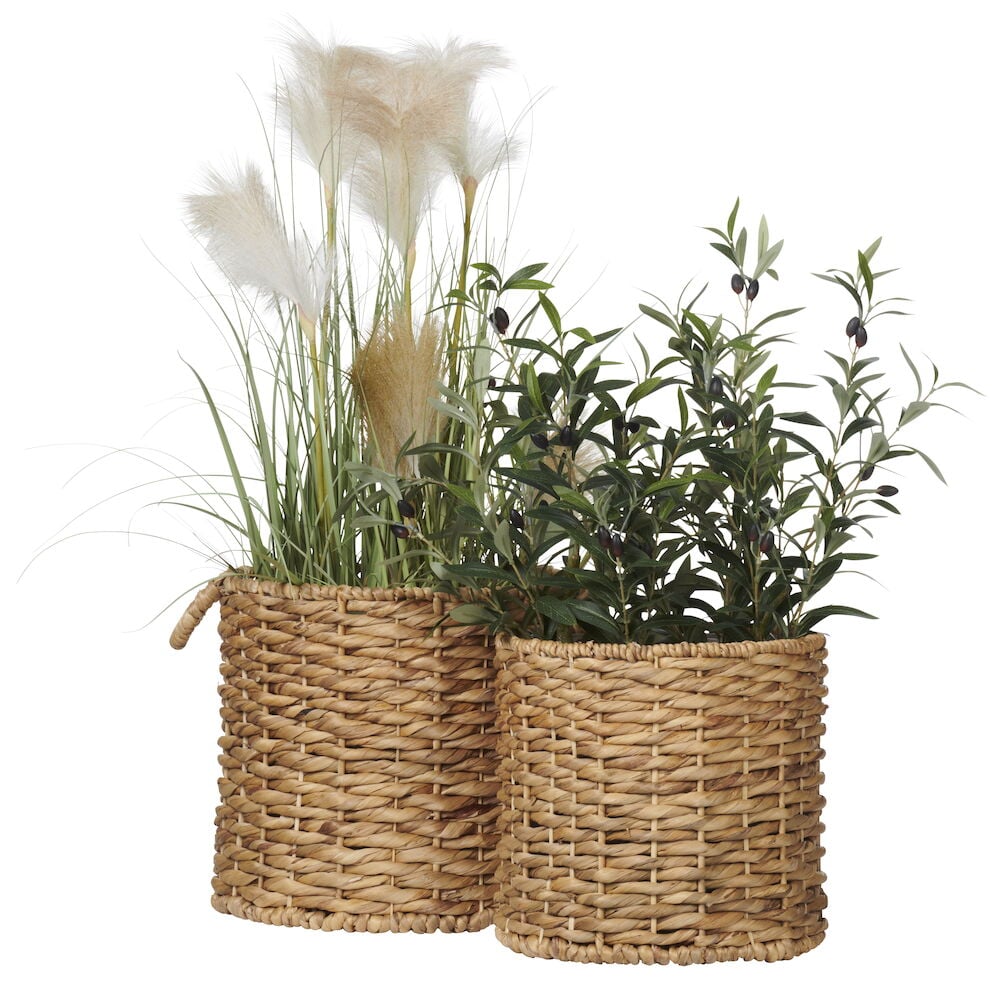 Två flätade krukor med gröna växter.